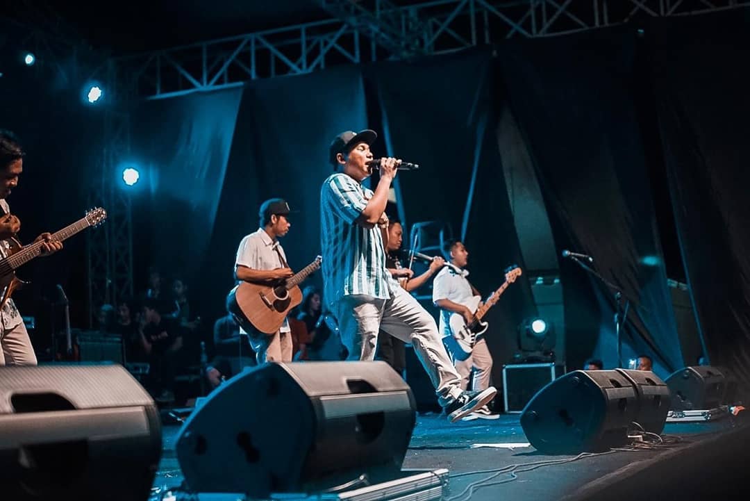 Guyon Waton menambah personil untuk memberikan sentuhan akustik pada setiap penampilan